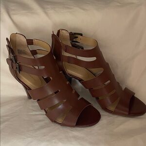 New Leather like sandal heels Liz Claiborne size 7.5 minimalist